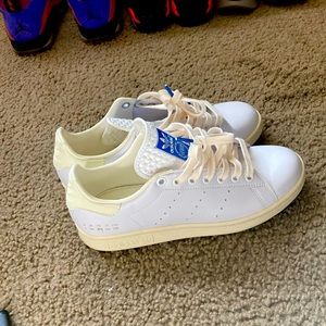 Stan Smith type vibe with these Adidas’s here. Wore once and it’s a Fly shoe!